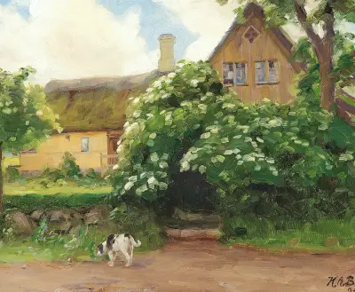 Blomstrende hyldebusk og hund ved indgangen til en stråtækt gård i landsbyen av Hans Andersen Brendekilde