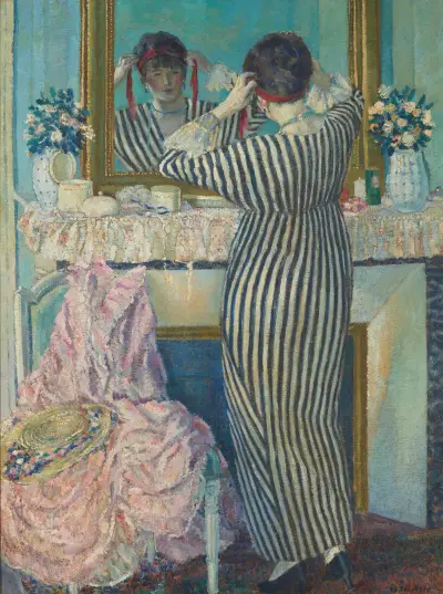 Flicka ordnar sitt hår (Flicka ordnar sin huvudbonad) av Frederick Carl Frieseke