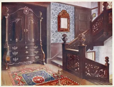 Geschnitzter Nussbaumschrank mit Bombéform und ziselierten Beschlägen von Edwin Foley