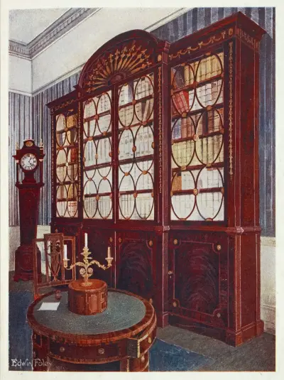 Eingelegter Mahagoni-Buchschrank mit vorspringendem Mittelteil, Mahagoni-Mitteltisch mit Sockel von Edwin Foley