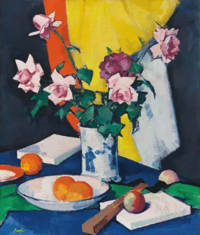 Red and pink roses, oranges and fan av Samuel John Peploe