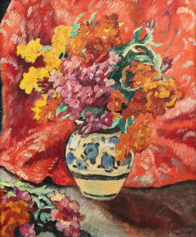 Blomvas med rött draperi av Louis Valtat