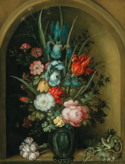 Mixed flowers in a glass vase with a lizard nearby av Roelant Savery