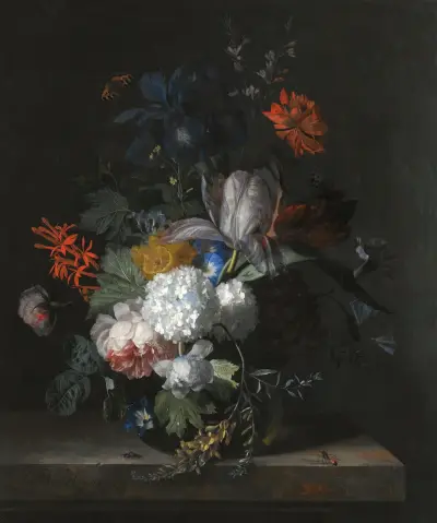 Stilleben med hortensia, vindling, primula, pioner, aurikel, nejlika, tulpaner, snöbollar och andra blommor i glasvas av Jan van Huysum