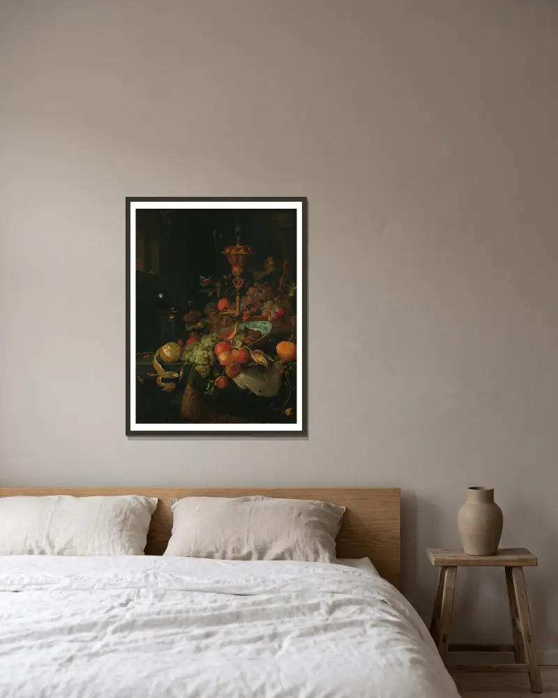 Stilleben med frukt och bägare på tuppfot av Abraham Mignon inramad på en vägg