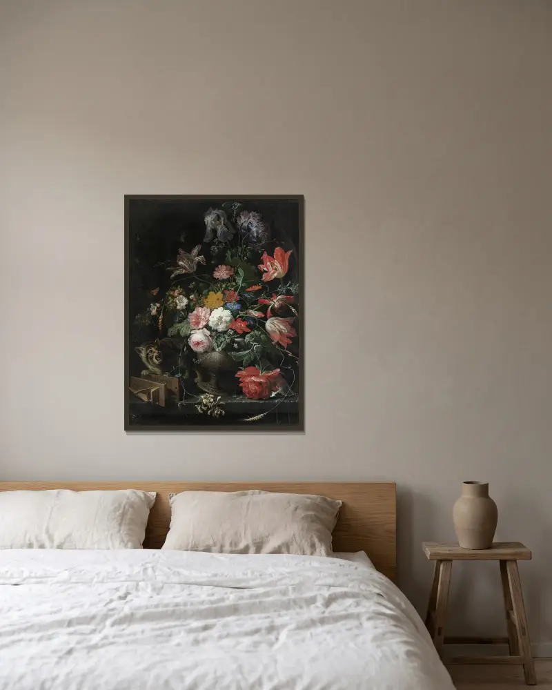 Der umgestürzte Blumenstrauß von Abraham Mignon gerahmt an einer Wand