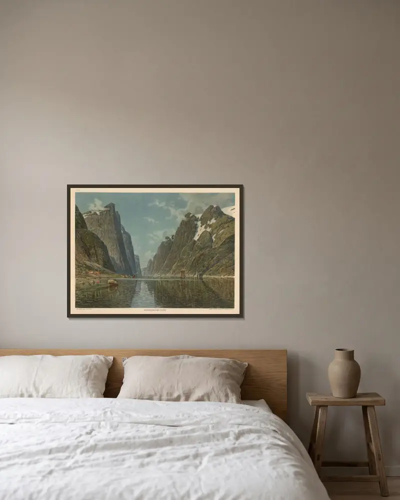 Norsk fjord av Adolf Lehmann inramad på en vägg
