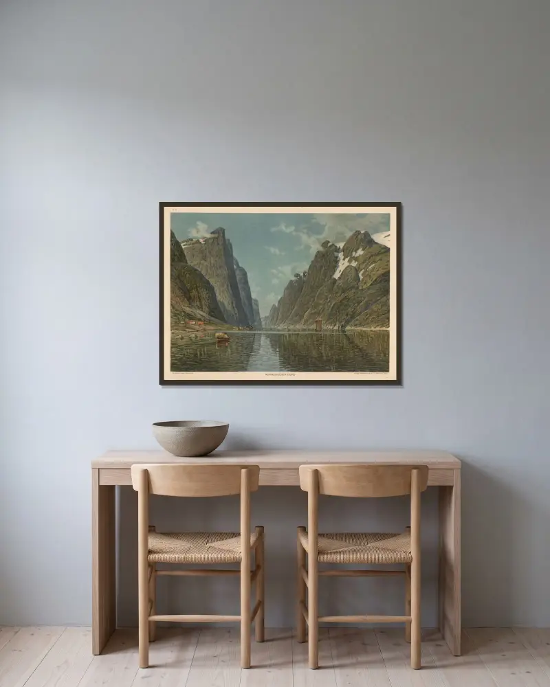 Norsk fjord av Adolf Lehmann inramad på en vägg