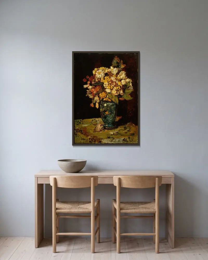 Blommor i blå vas av Adolphe Monticelli inramad på en vägg