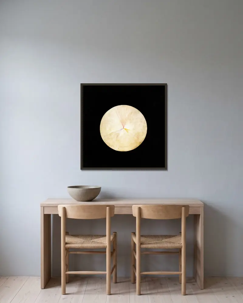 Serie SUW, nr 14 Svanen av Hilma af Klint inramad på en vägg