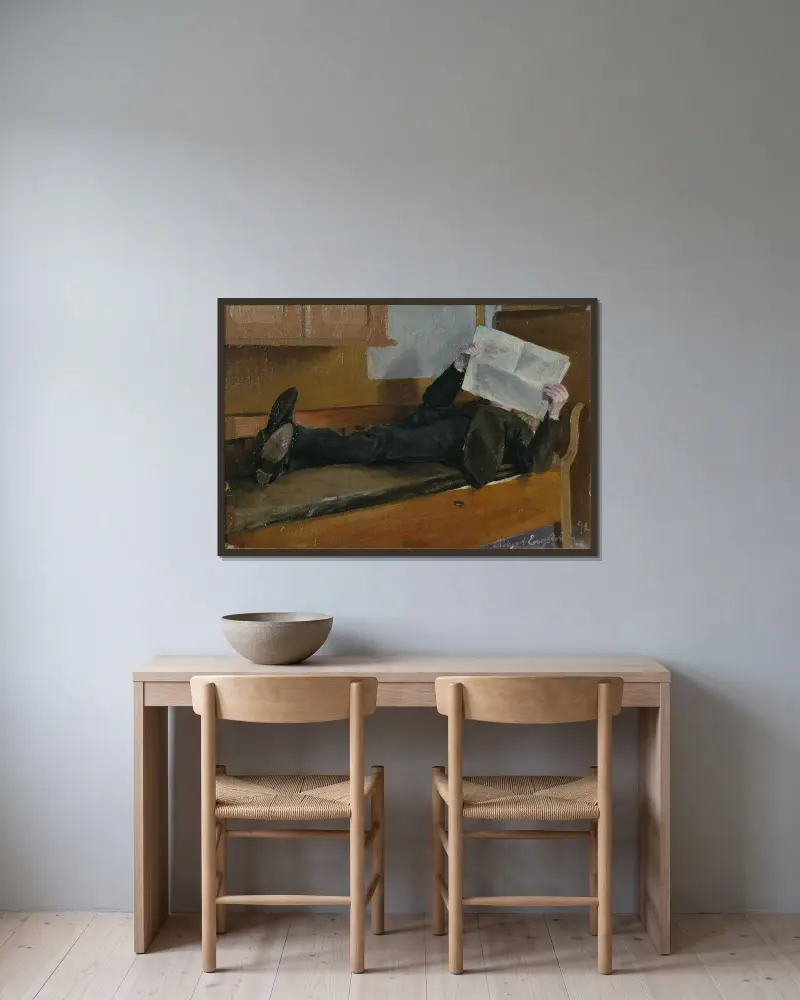 Konstnärens far, läsande en tidning av Albert Engström inramad på en vägg