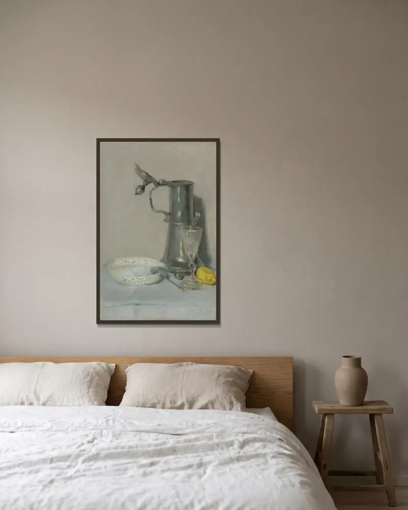 Stilleben med dryckeskanna, glas och skål av Julian Alden Weir inramad på en vägg