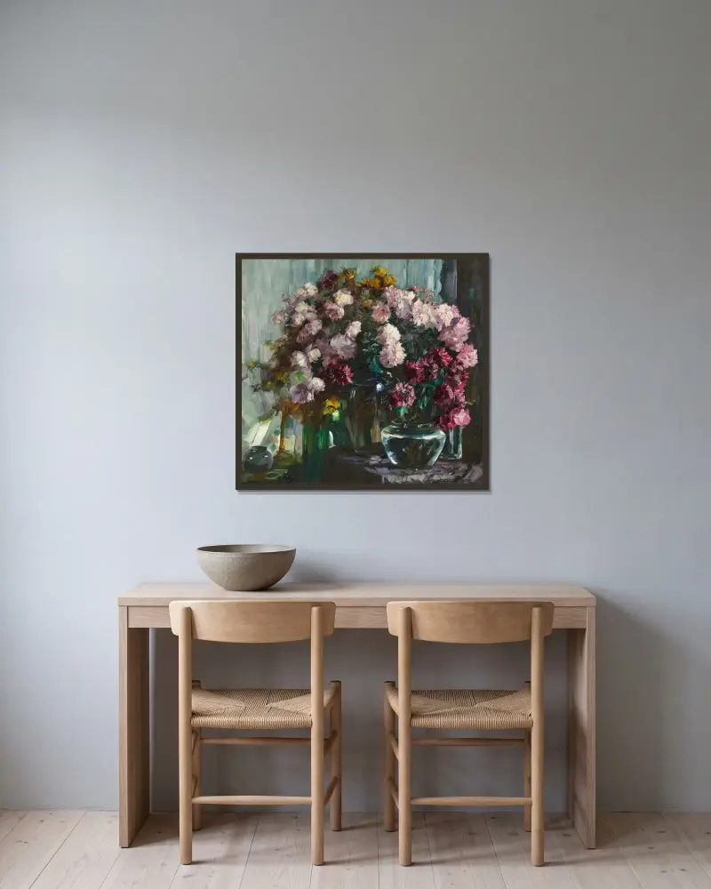 Blumengebinde von Alexander Koester gerahmt an einer Wand