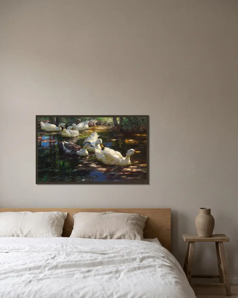Sieben Enten im schattigen Waldteich von Alexander Koester gerahmt an einer Wand