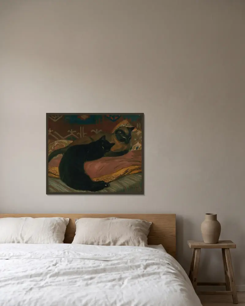 Två katter liggande på en soffa av Théophile Alexandre Steinlen inramad på en vägg