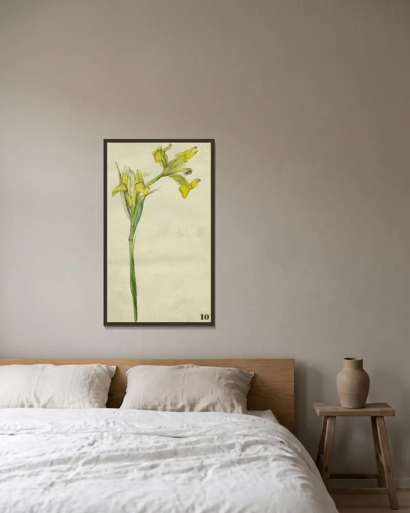 Gelbe Iris von Alfred Ost gerahmt an einer Wand