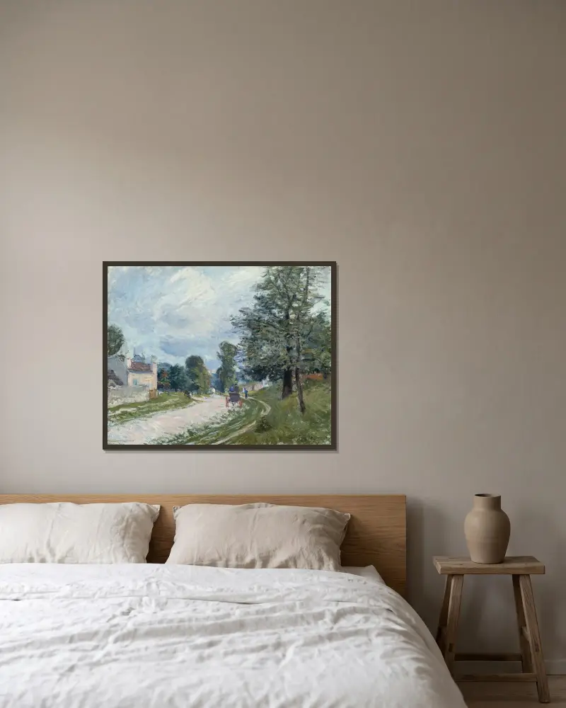 A Turn in the Road av Alfred Sisley inramad på en vägg