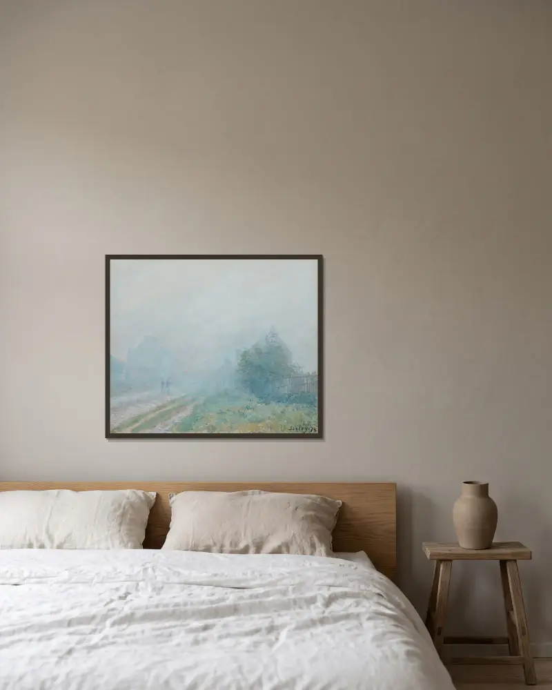 Herbstnebel von Alfred Sisley gerahmt an einer Wand