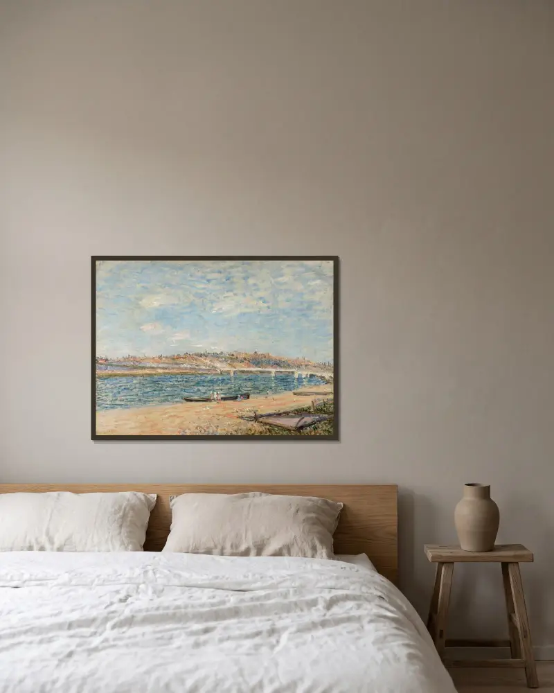 La Berge À Saint-Mammès av Alfred Sisley inramad på en vägg