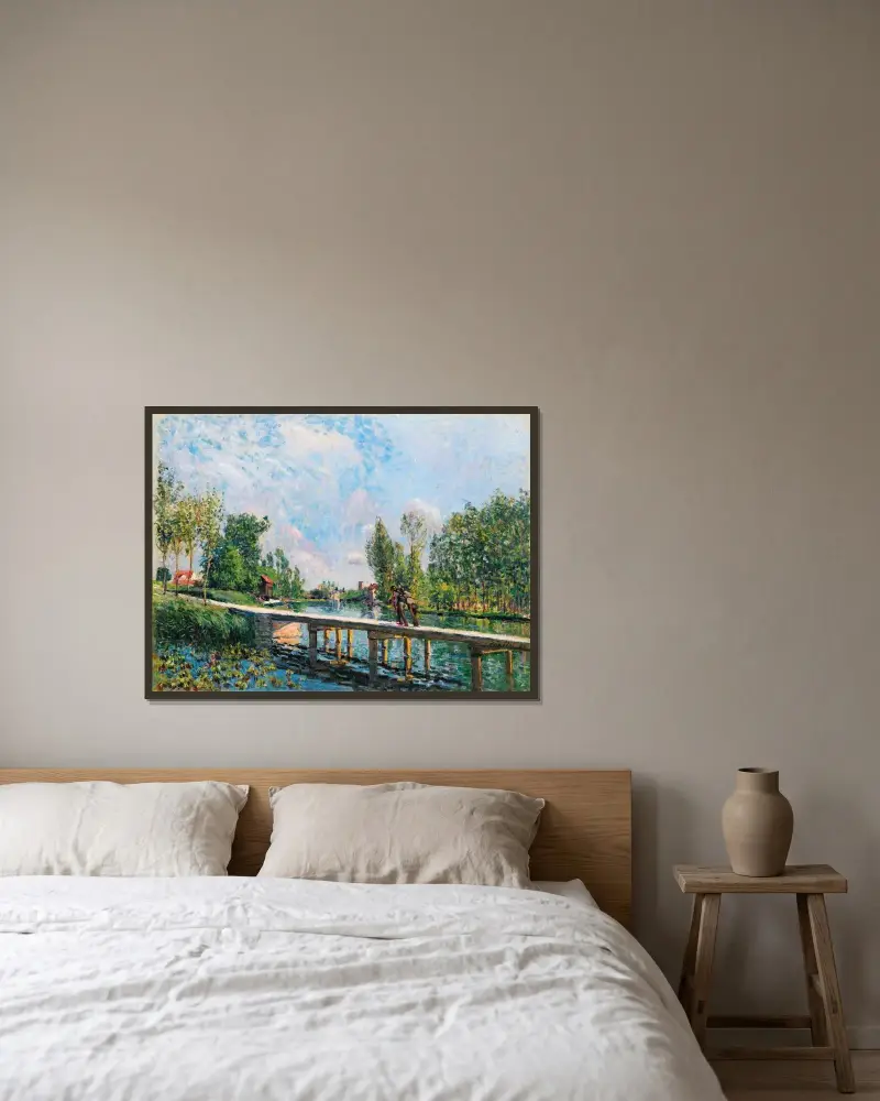 La Passerelle – Chemin De Halage Du Canal Du Loing av Alfred Sisley inramad på en vägg