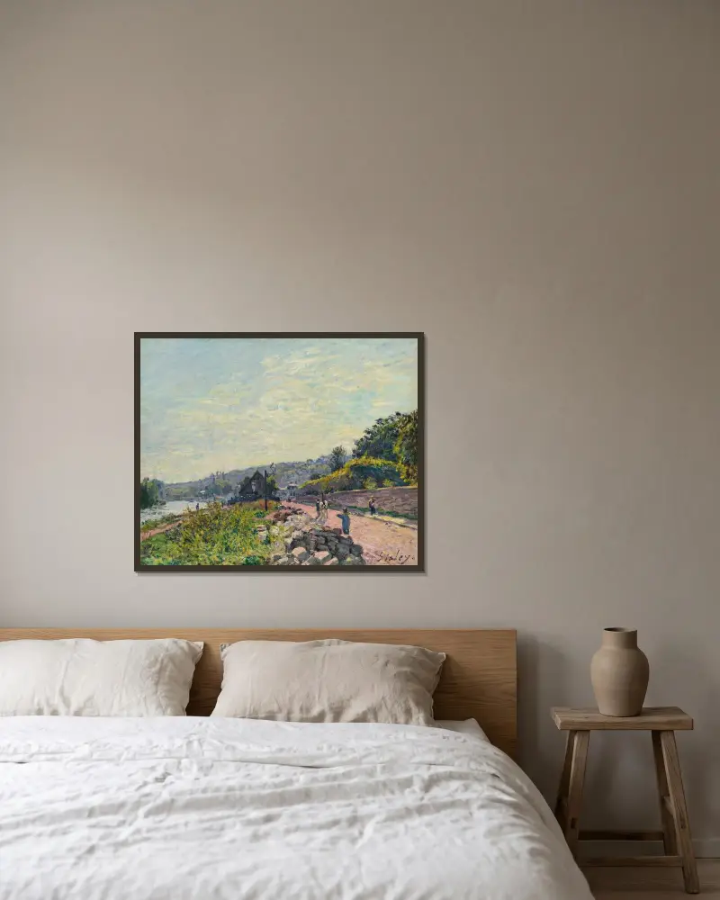 La Seine Au Bas-Meudon av Alfred Sisley inramad på en vägg