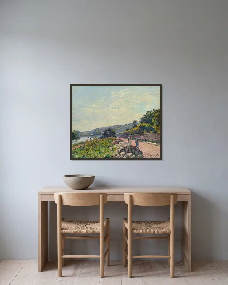 La Seine Au Bas-Meudon av Alfred Sisley inramad på en vägg