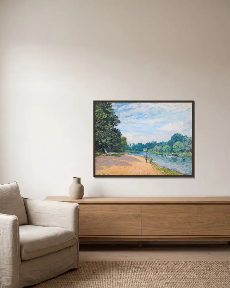 La Tamise Avec Hampton Church av Alfred Sisley inramad på en vägg