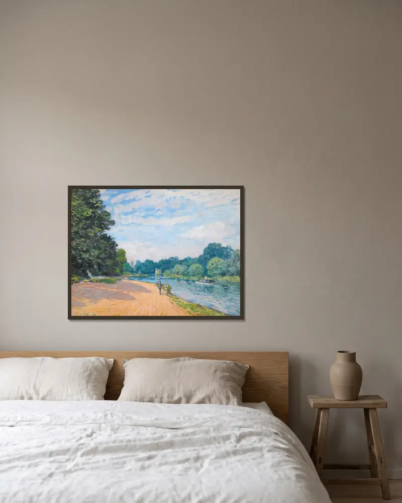 La Tamise Avec Hampton Church av Alfred Sisley inramad på en vägg
