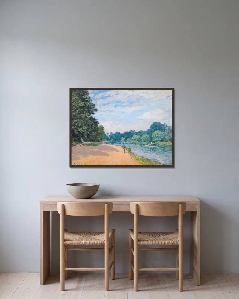 La Tamise Avec Hampton Church av Alfred Sisley inramad på en vägg