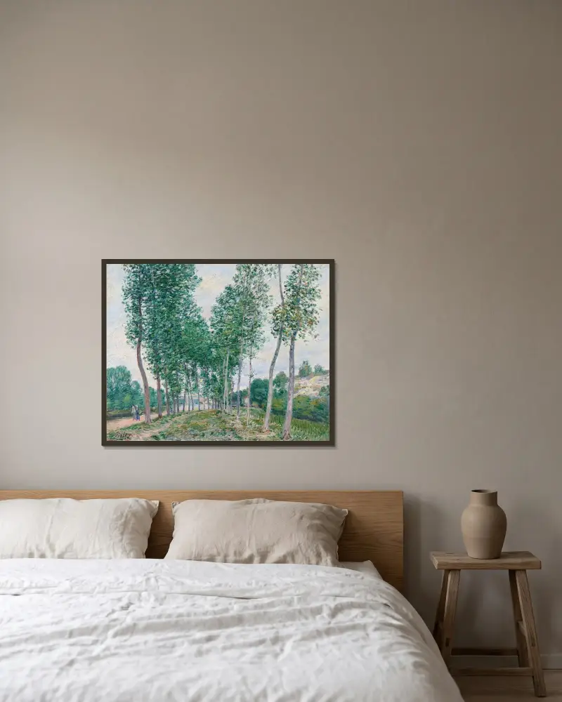 Poppelallén vid Loings strand av Alfred Sisley inramad på en vägg