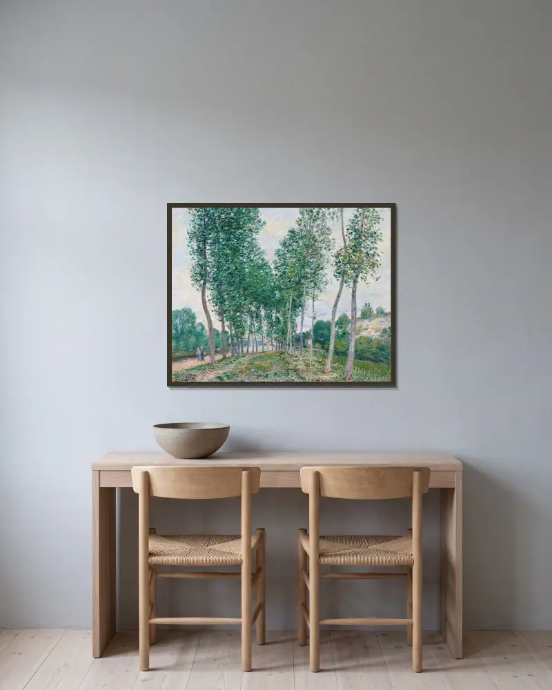 Poppelallén vid Loings strand av Alfred Sisley inramad på en vägg