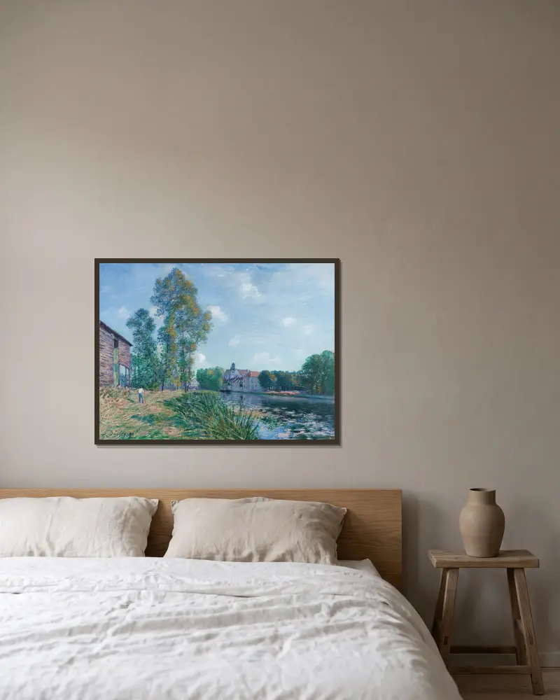 Le Loing À Moret, En Été av Alfred Sisley inramad på en vägg