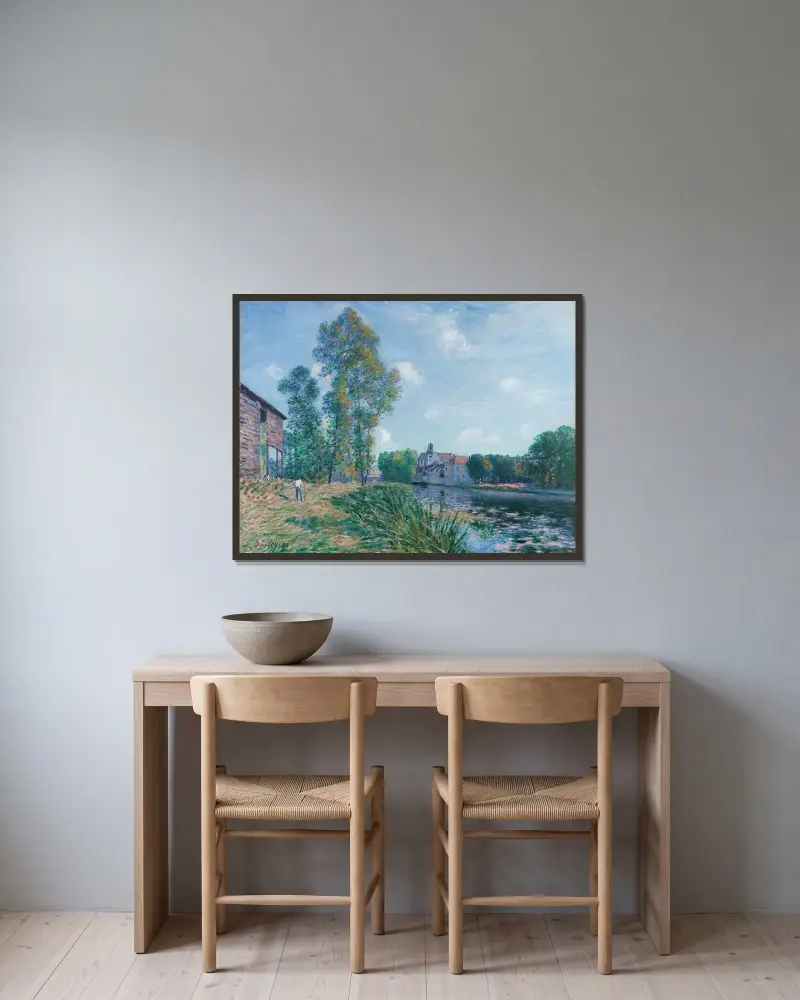 Le Loing À Moret, En Été av Alfred Sisley inramad på en vägg