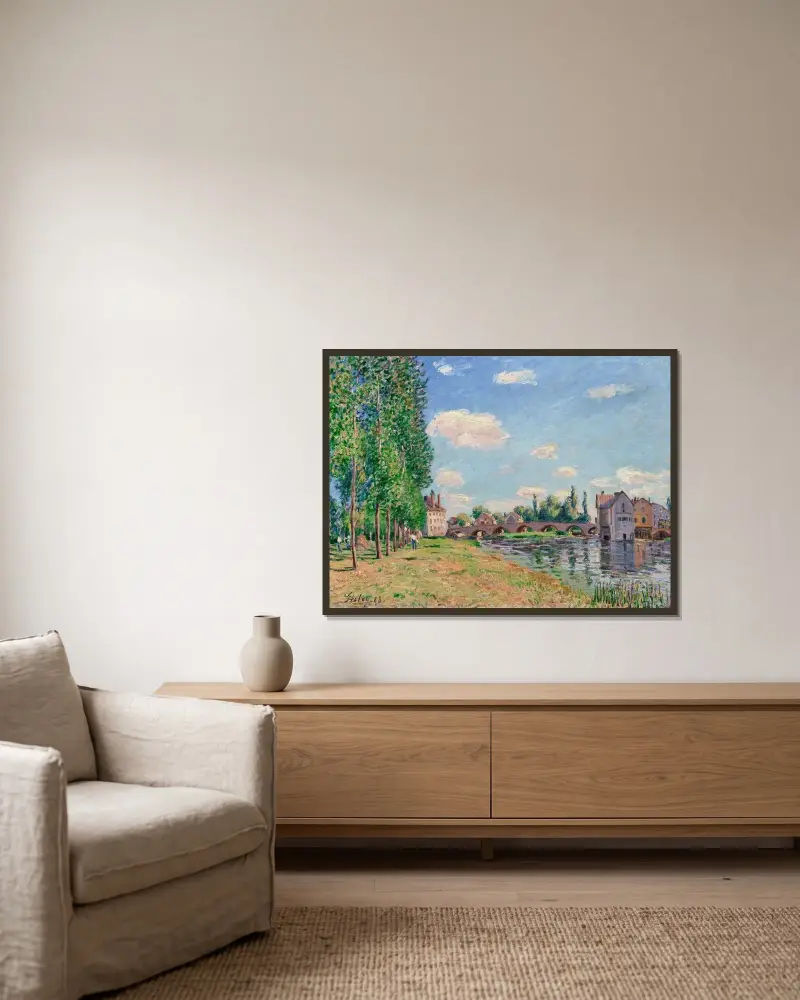 Bron i Moret-sur-Loing sommartid av Alfred Sisley inramad på en vägg
