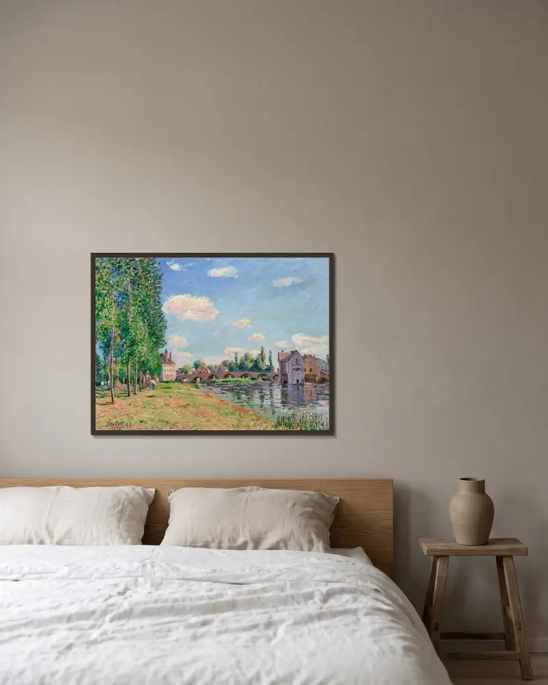 Bron i Moret-sur-Loing sommartid av Alfred Sisley inramad på en vägg