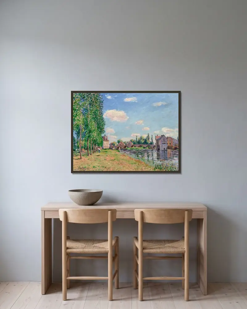 Bron i Moret-sur-Loing sommartid av Alfred Sisley inramad på en vägg