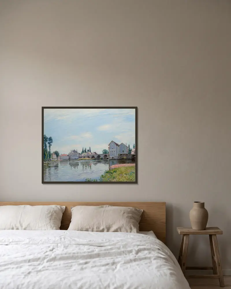 Le Pont de Moret-sur-Loing av Alfred Sisley inramad på en vägg