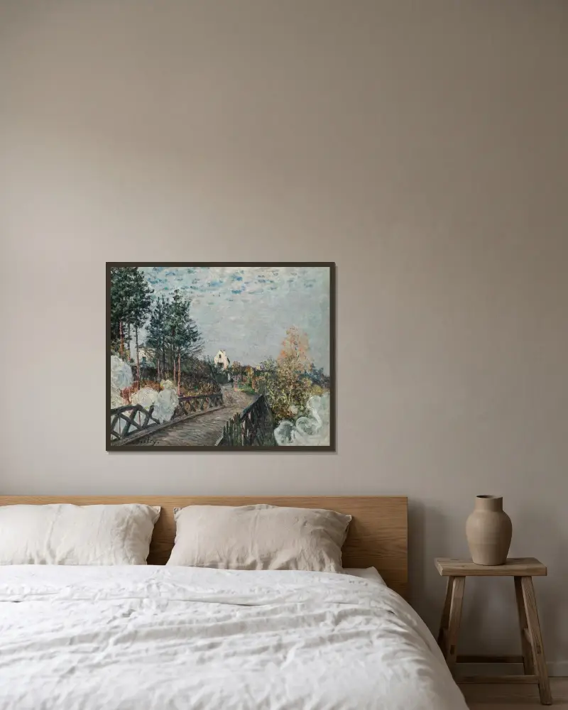 Le pont du chemin de fer av Alfred Sisley inramad på en vägg