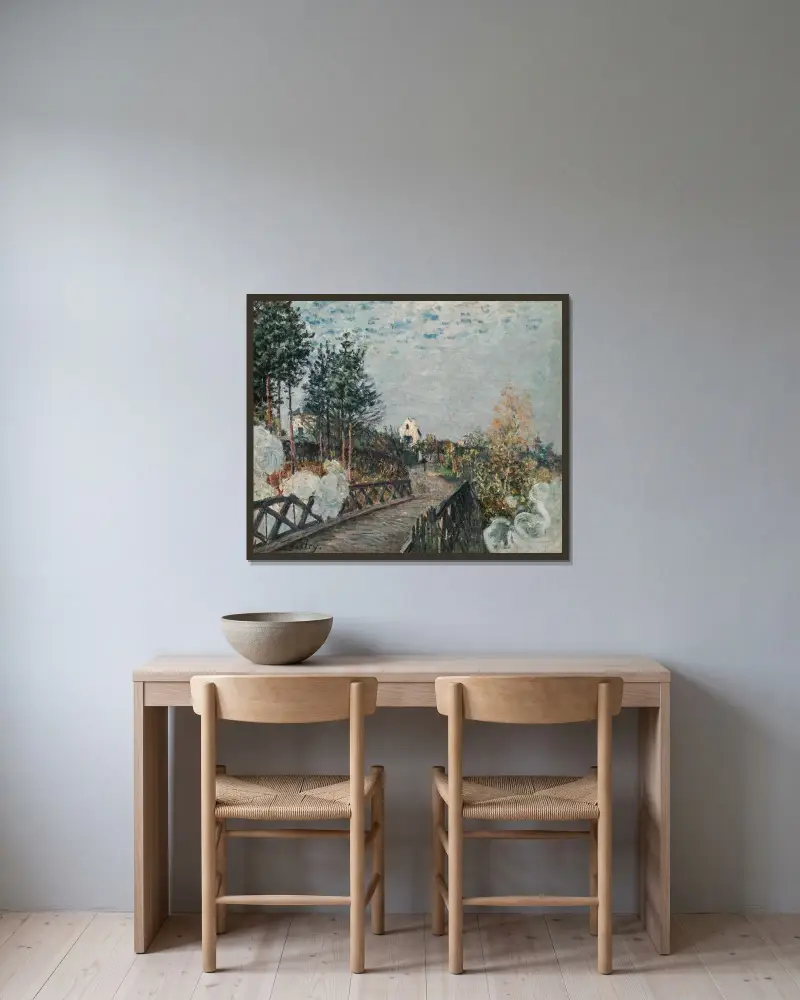 Le pont du chemin de fer av Alfred Sisley inramad på en vägg