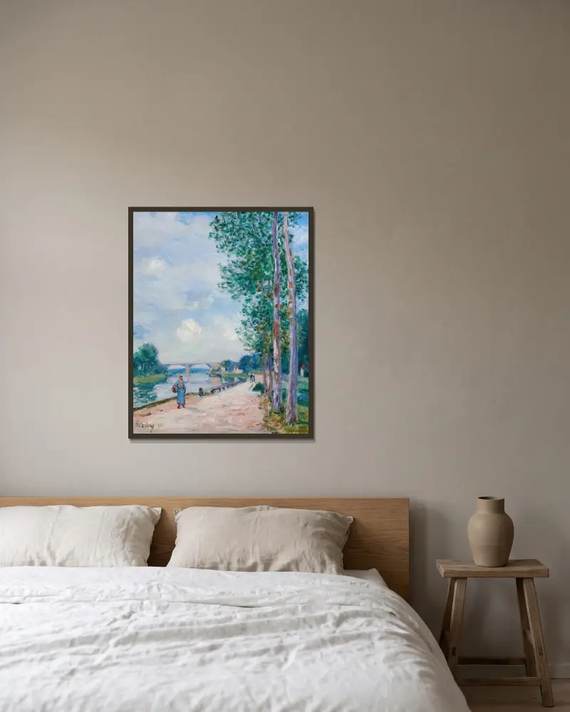 Les bords du Loing près de Moret av Alfred Sisley inramad på en vägg