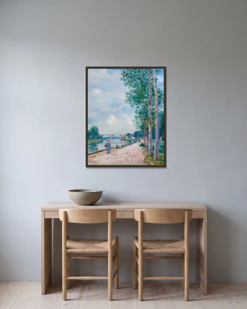 Les bords du Loing près de Moret av Alfred Sisley inramad på en vägg