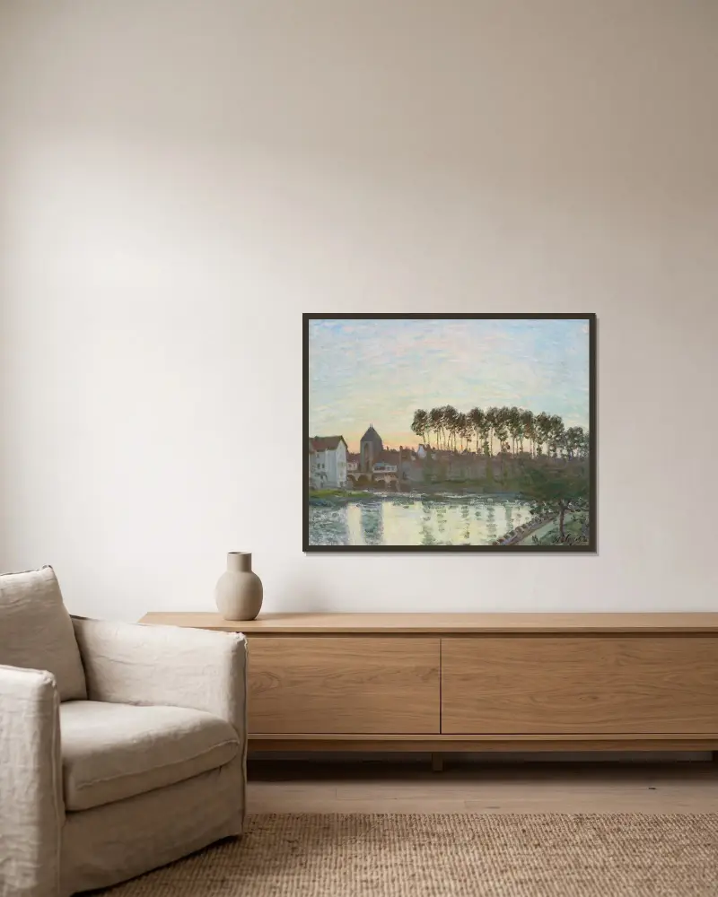 Moret-sur-Loing au soleil couchant av Alfred Sisley inramad på en vägg