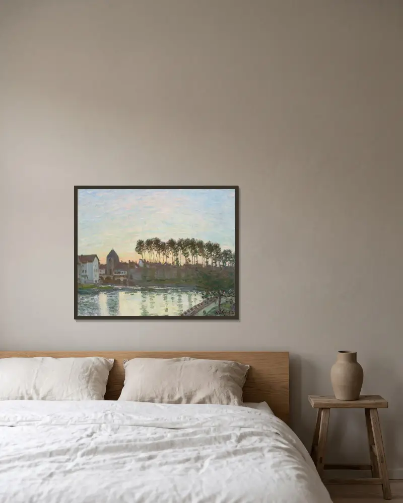 Moret-sur-Loing au soleil couchant av Alfred Sisley inramad på en vägg
