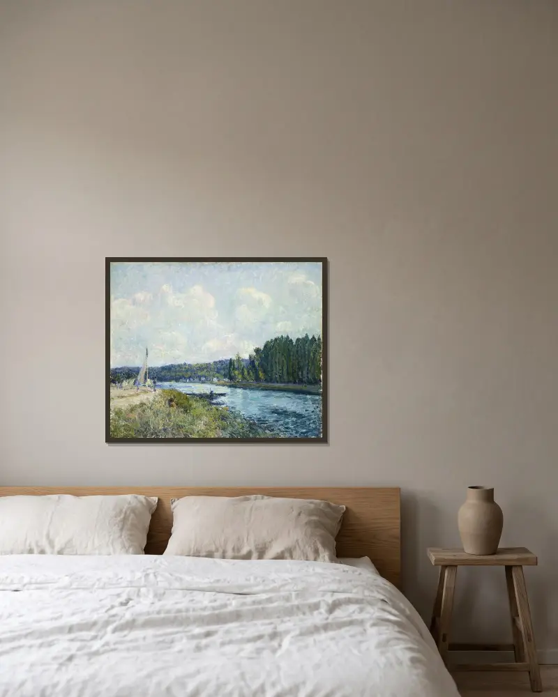 The Banks of the Oise av Alfred Sisley inramad på en vägg