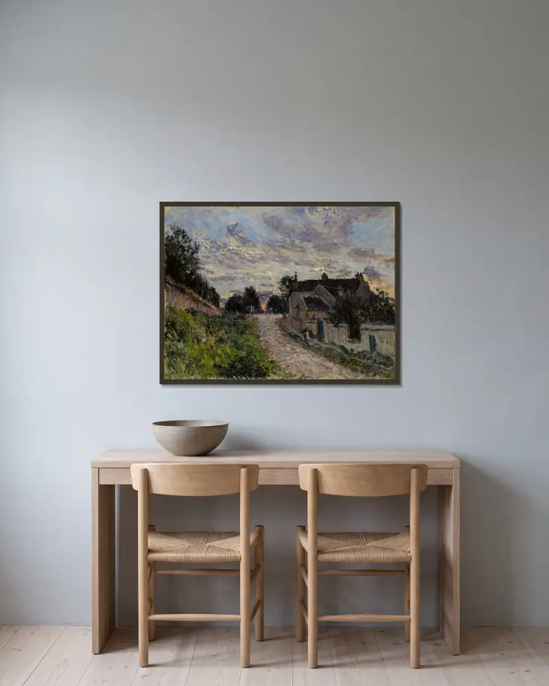 En väg i Louveciennes av Alfred Sisley inramad på en vägg