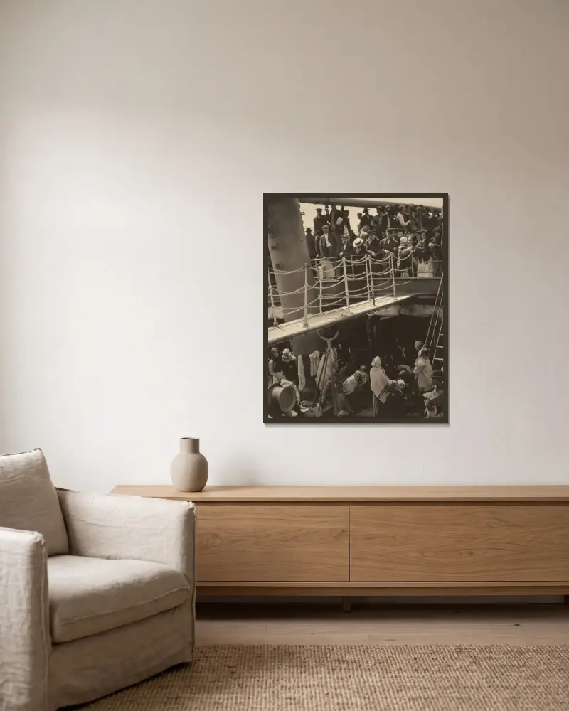 The Steerage av Alfred Stieglitz inramad på en vägg
