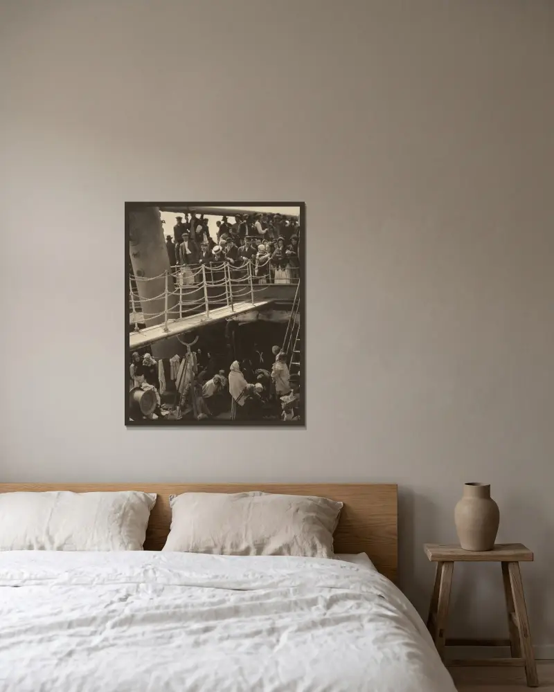 The Steerage av Alfred Stieglitz inramad på en vägg
