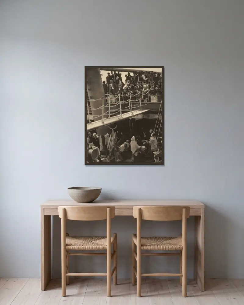 The Steerage av Alfred Stieglitz inramad på en vägg