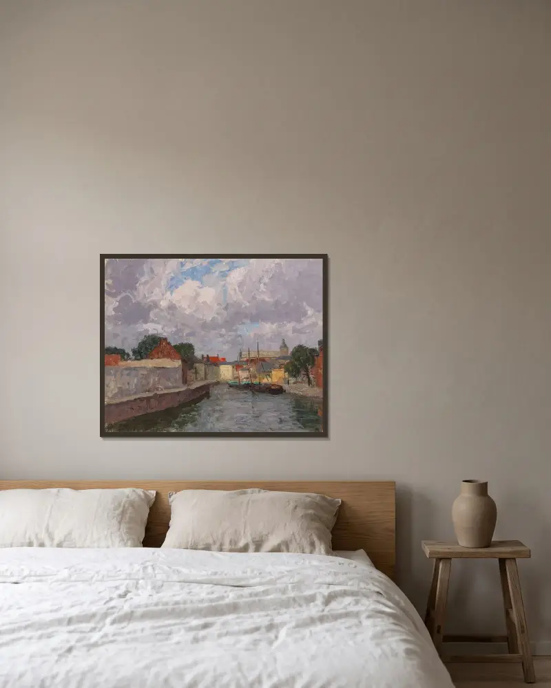 En kanal med båtar utanför en stad av Alfred Zoff inramad på en vägg