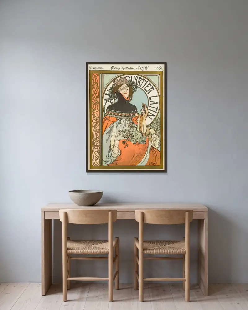 Au Quartier Latin, č. 1, Alphonse Mucha v rámu na stěně